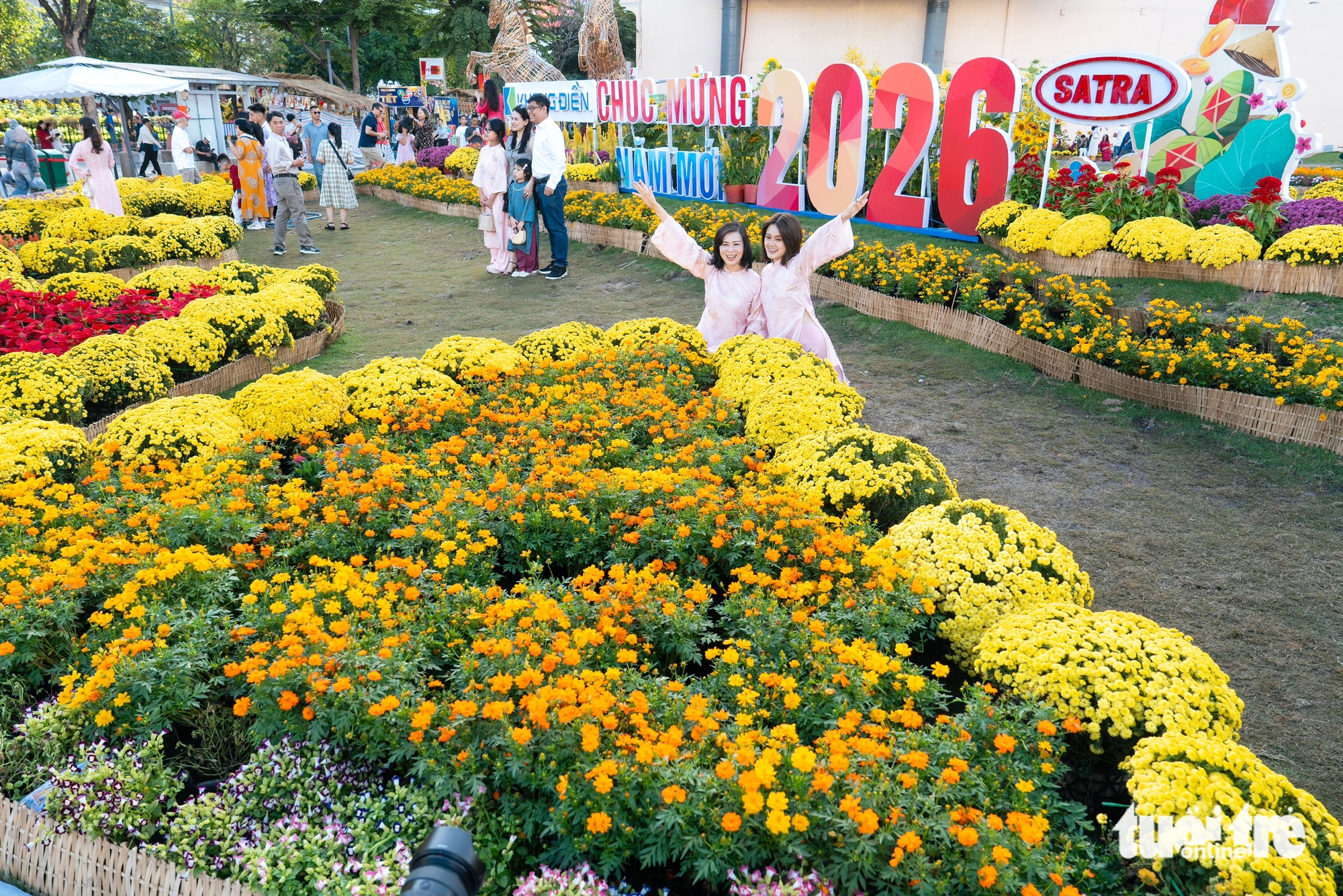 Ngày 29 tháng chạp, người dân du xuân dưới tiết trời nắng gắt ở TP.HCM - Ảnh 9.