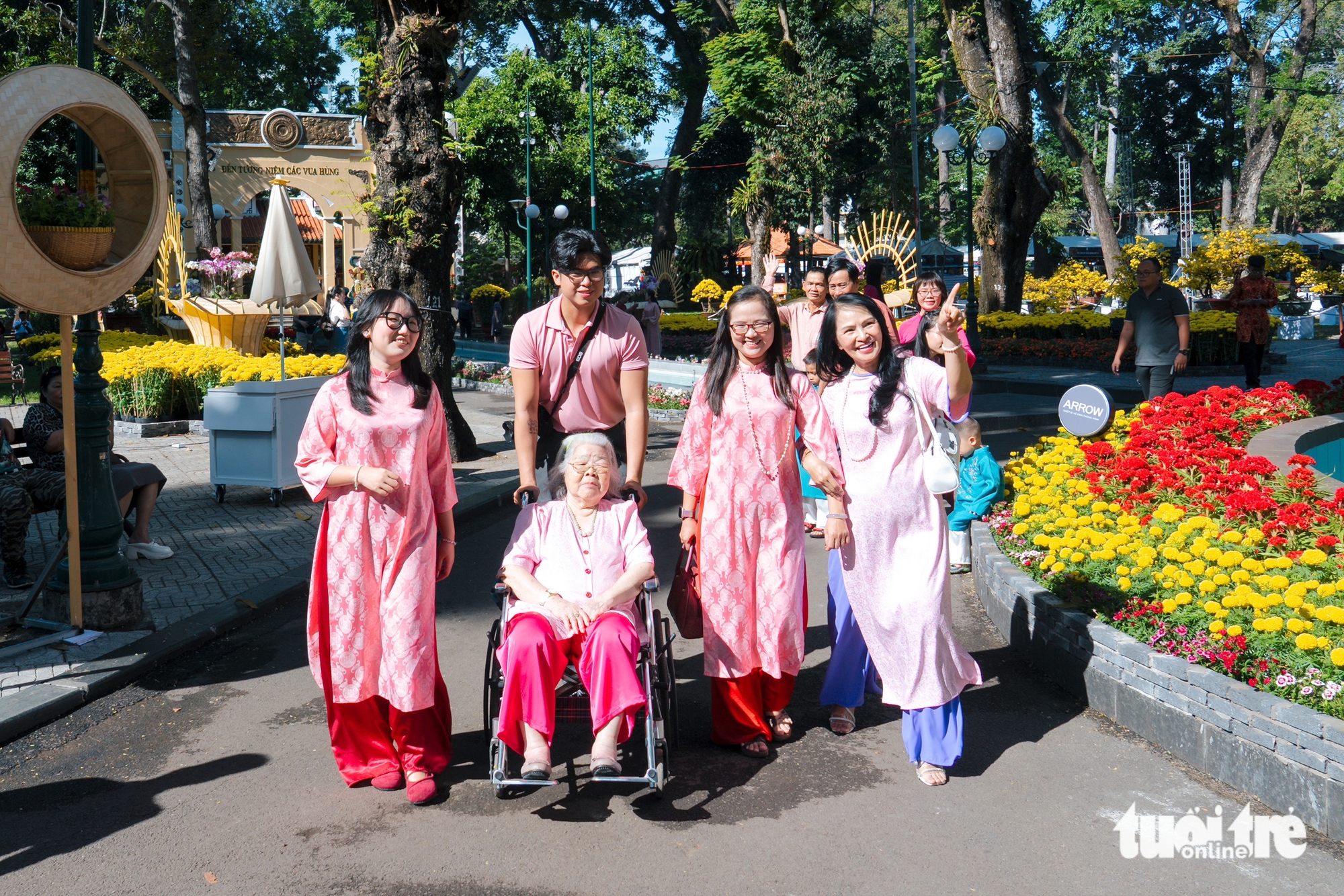 Ngày 29 tháng chạp, người dân du xuân dưới tiết trời nắng gắt ở TP.HCM - Ảnh 14.