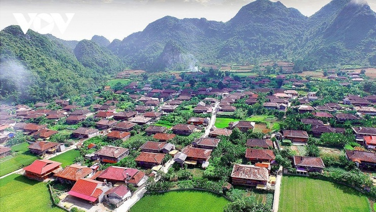 Tết ở làng du lịch cộng đồng tốt nhất thế giới Quỳnh Sơn 3 Với gần 450 ngôi nhà sàn gần trăm năm tuổi và những dịch vụ du lịch độc đáo, ngôi làng này được Tổ chức Du lịch Liên Hiệp Quốc (UN Tourism) vinh danh là Làng du lịch tốt nhất năm 2025.