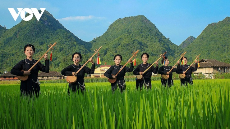 Tết ở làng du lịch cộng đồng tốt nhất thế giới Quỳnh Sơn 5 Đến làng Quỳnh Sơn dịp Tết, nhắm nhìn khung cảnh núi rừng từ đỉnh Nà Lay với độ cao hơn 700m, du khách sẽ cảm nhận được sắc xuân Việt Bắc, được hòa mình và được “say” trong tiếng tính điệu then… tất cả đem tới cho du khách những trải nghiệm thật khó quên.