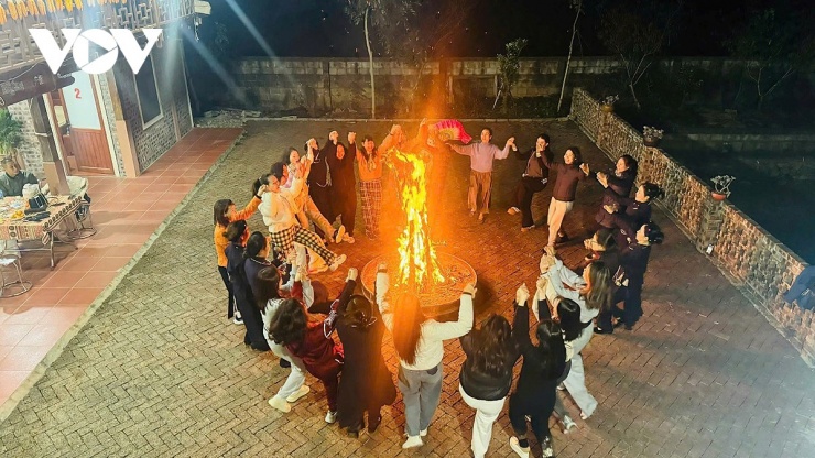 Tết ở làng du lịch cộng đồng tốt nhất thế giới Quỳnh Sơn 6 Du khách trải nghiệm cắm trại nhảy dân vũ tại homestay ở làng du lịch cộng đồng Quỳnh Sơn.