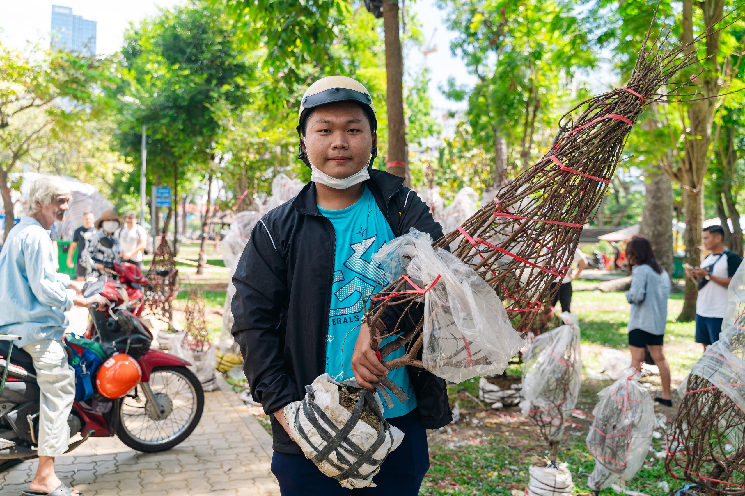 VIDEO: Xả hoa Tết giá 100.000 đồng vắng khách vào trưa 29 Tết tại TPHCM - Ảnh 20.