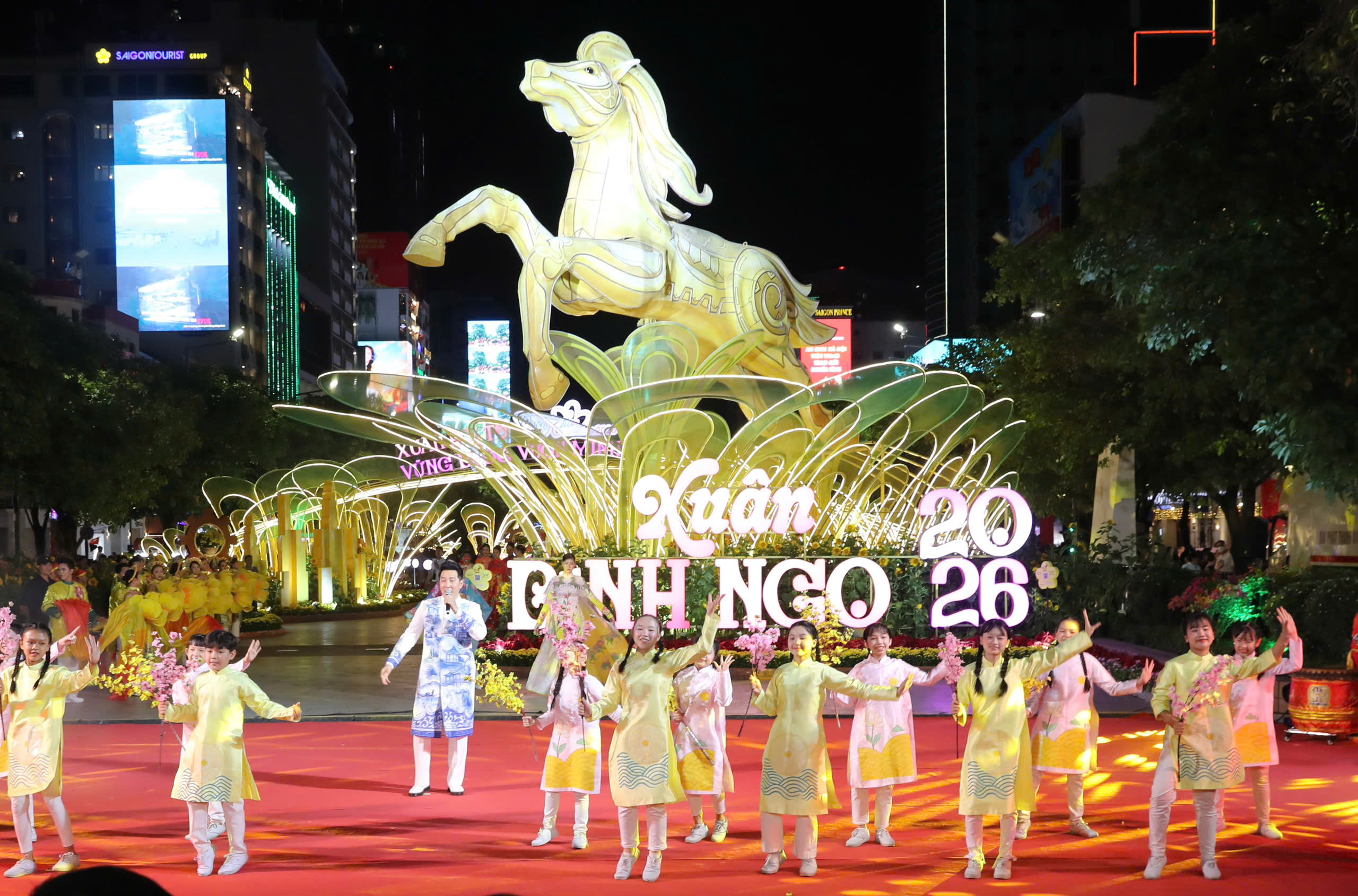 Mùa xuân đầu tiên của siêu đô thị TPHCM 6 Mùa xuân đầu tiên của siêu đô thị TPHCM - Ảnh 6.