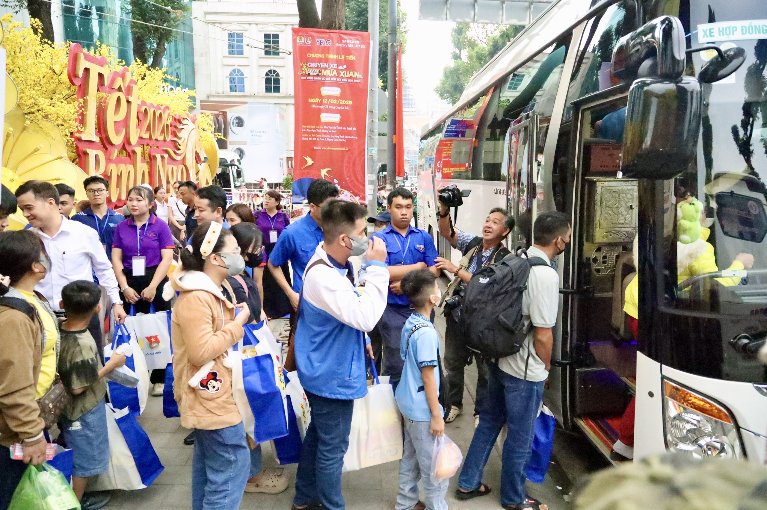 Công nhân vui Tết: Sum vầy theo những cách khác nhau - Ảnh 3.