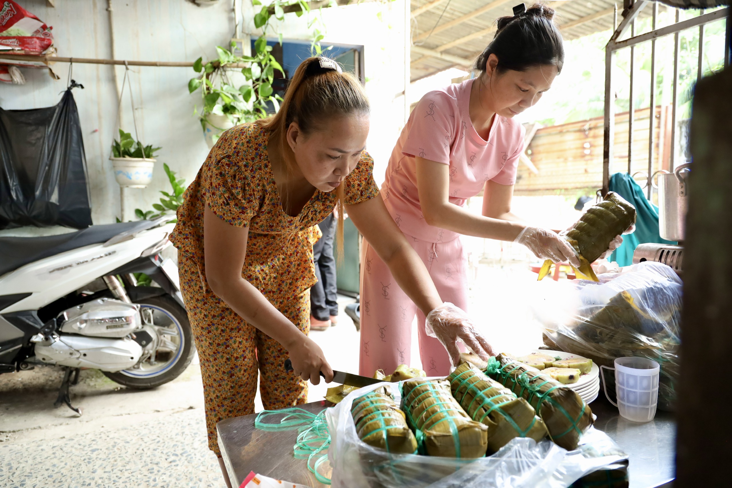 Công nhân vui Tết: Sum vầy theo những cách khác nhau - Ảnh 13.