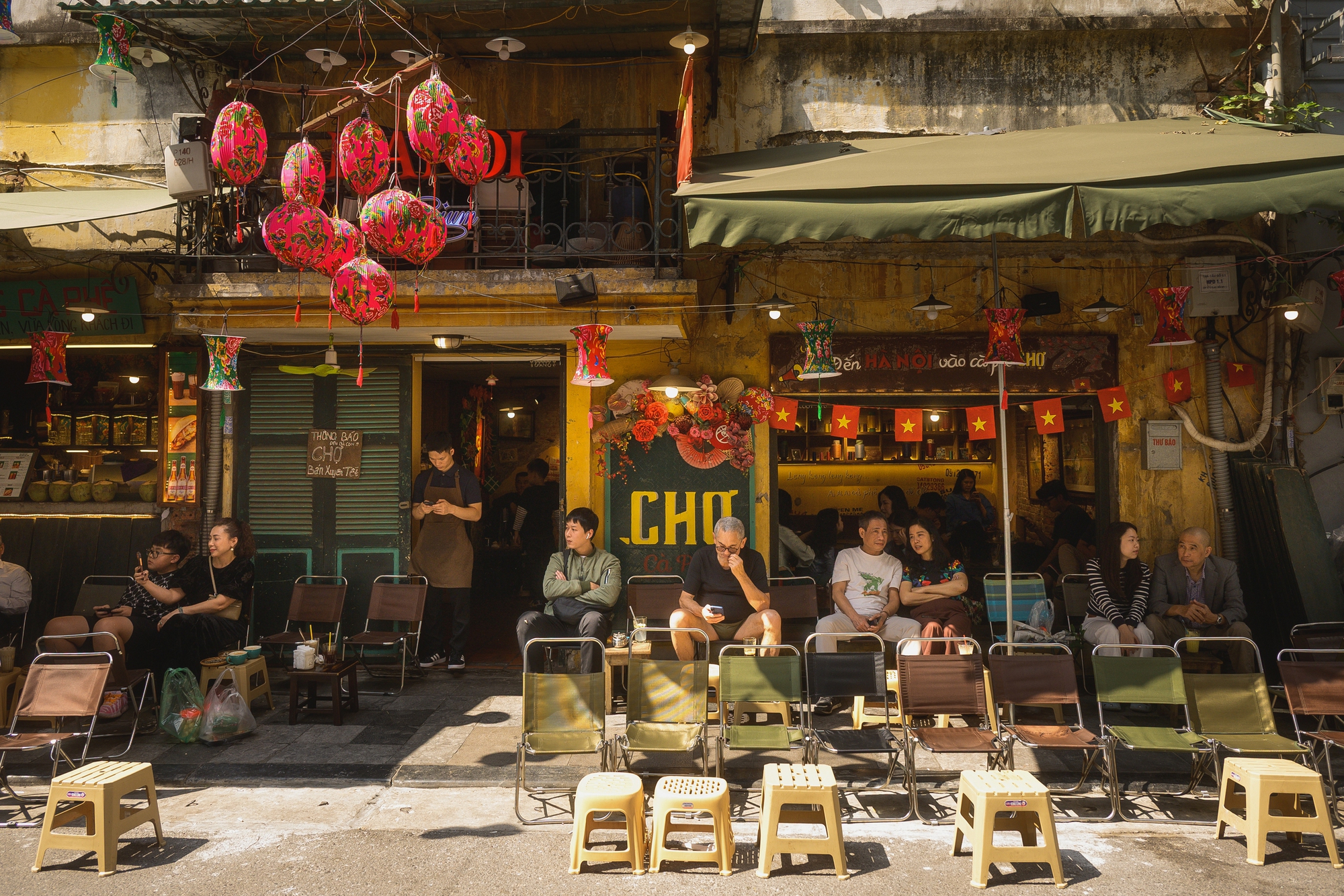 Hà Nội chiều 29 Tết nhẹ tênh, dân tình tranh thủ đi cà phê trong khung cảnh hiếm thấy- Ảnh 3.