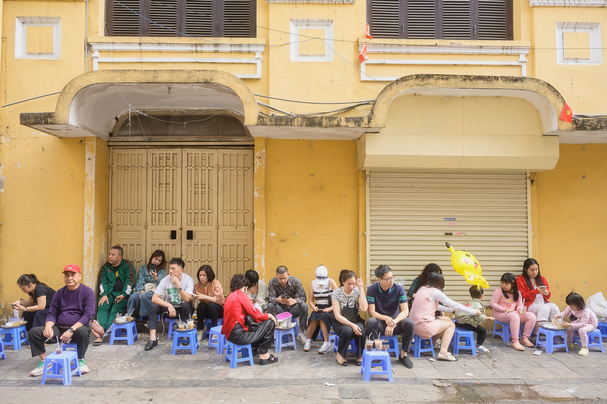 Hà Nội chiều 29 Tết nhẹ tênh, dân tình tranh thủ đi cà phê trong khung cảnh hiếm thấy- Ảnh 4.