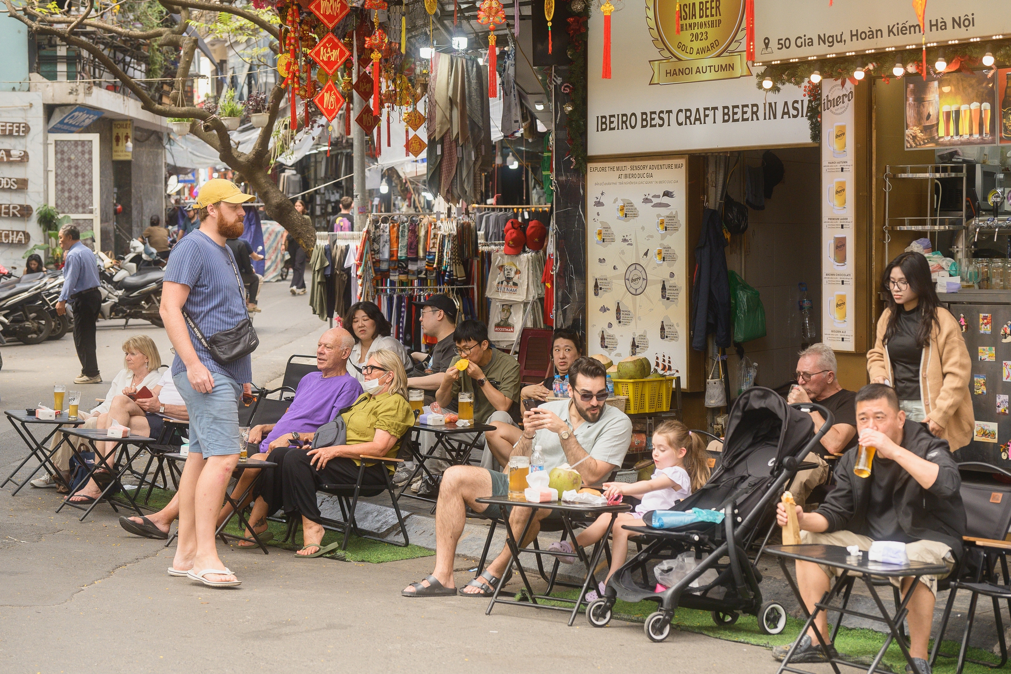 Hà Nội chiều 29 Tết nhẹ tênh, dân tình tranh thủ đi cà phê trong khung cảnh hiếm thấy- Ảnh 5.