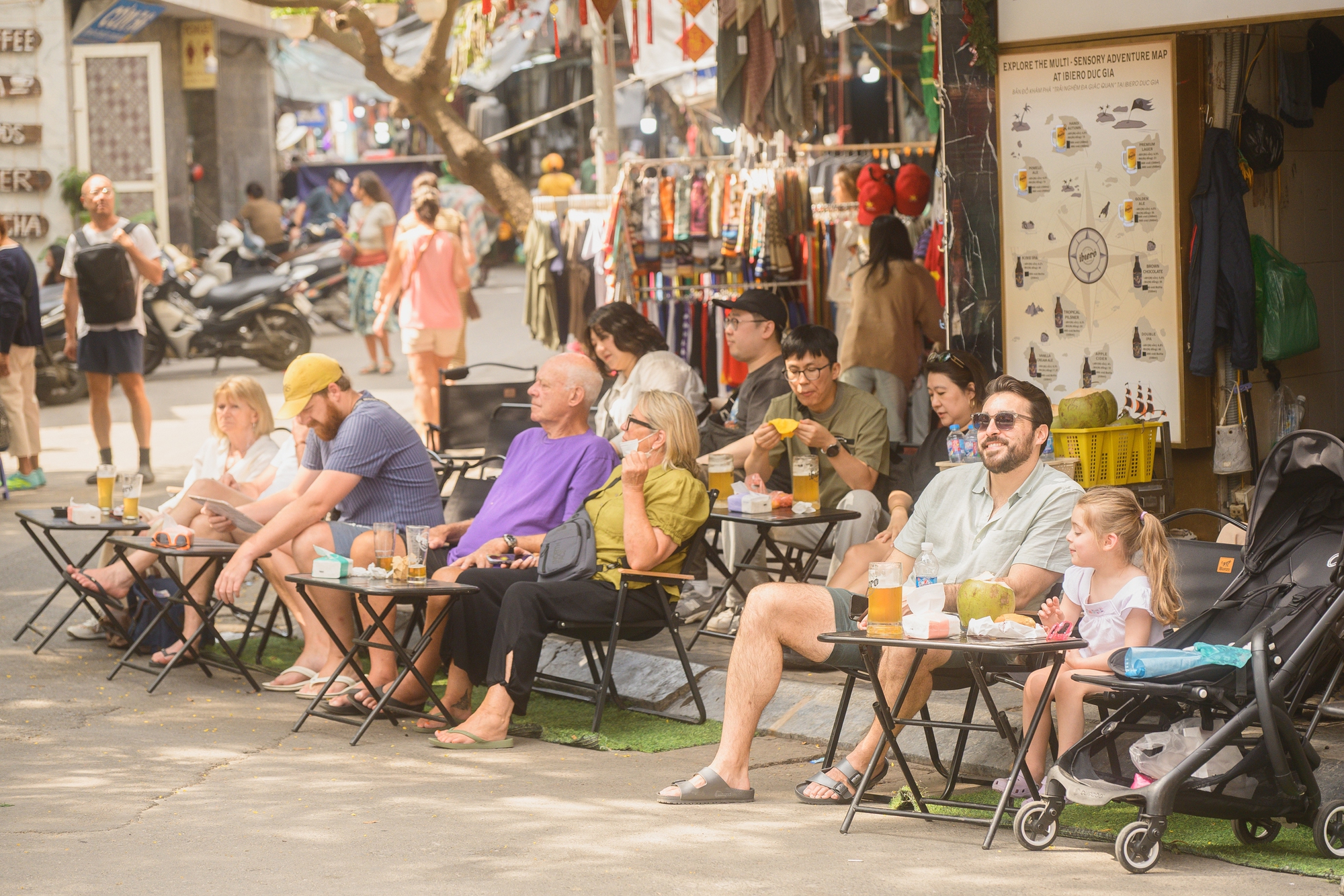 Hà Nội chiều 29 Tết nhẹ tênh, dân tình tranh thủ đi cà phê trong khung cảnh hiếm thấy- Ảnh 6.