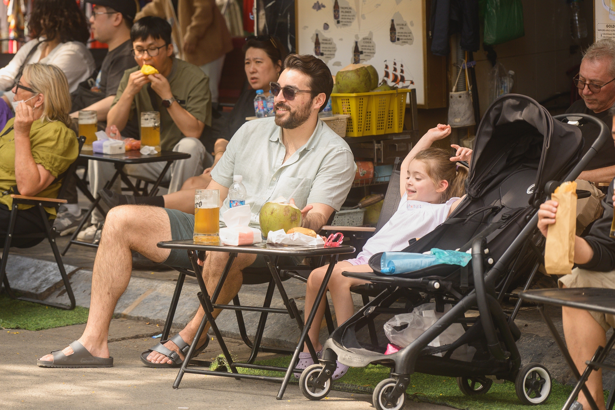 Hà Nội chiều 29 Tết nhẹ tênh, dân tình tranh thủ đi cà phê trong khung cảnh hiếm thấy- Ảnh 7.