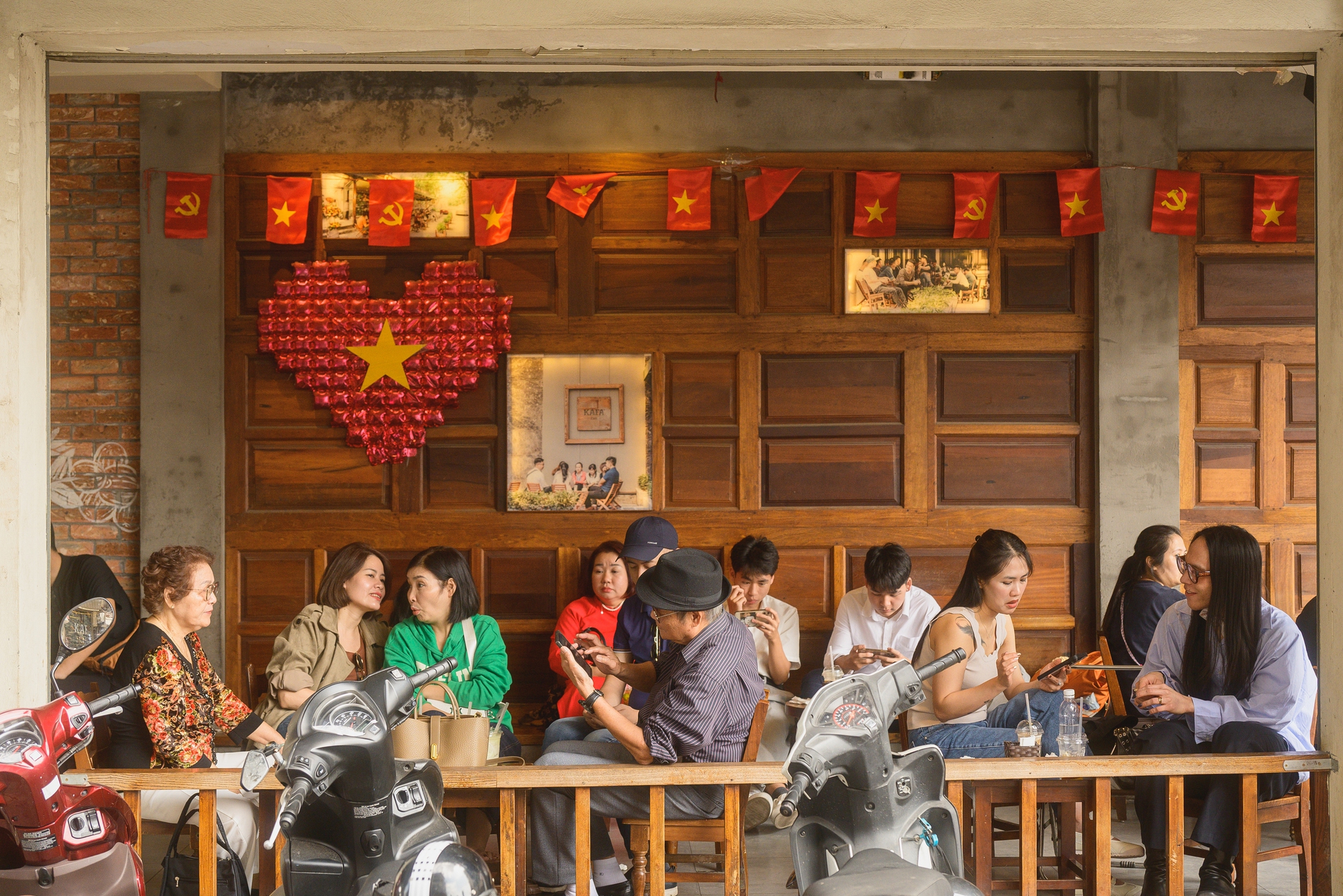 Hà Nội chiều 29 Tết nhẹ tênh, dân tình tranh thủ đi cà phê trong khung cảnh hiếm thấy- Ảnh 10.