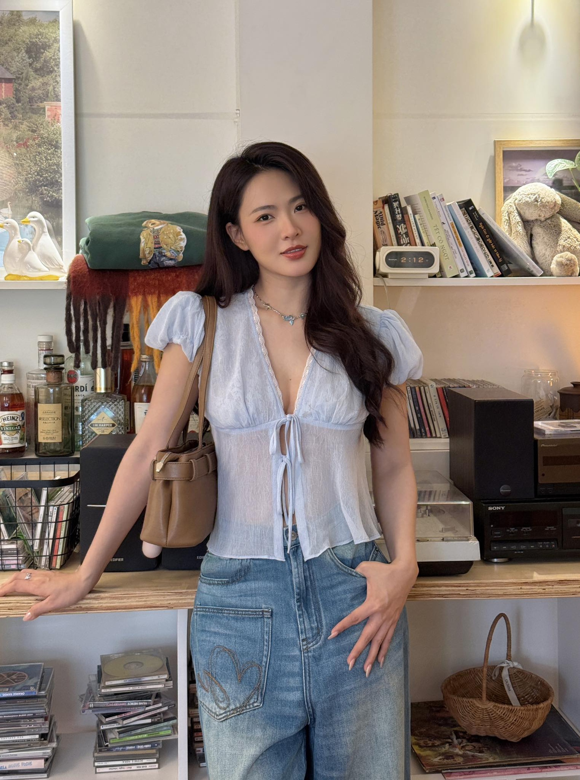 Nhan sắc đời thường đầy cuốn hút của nữ chính phim giờ vàng VTV đang hot - 9