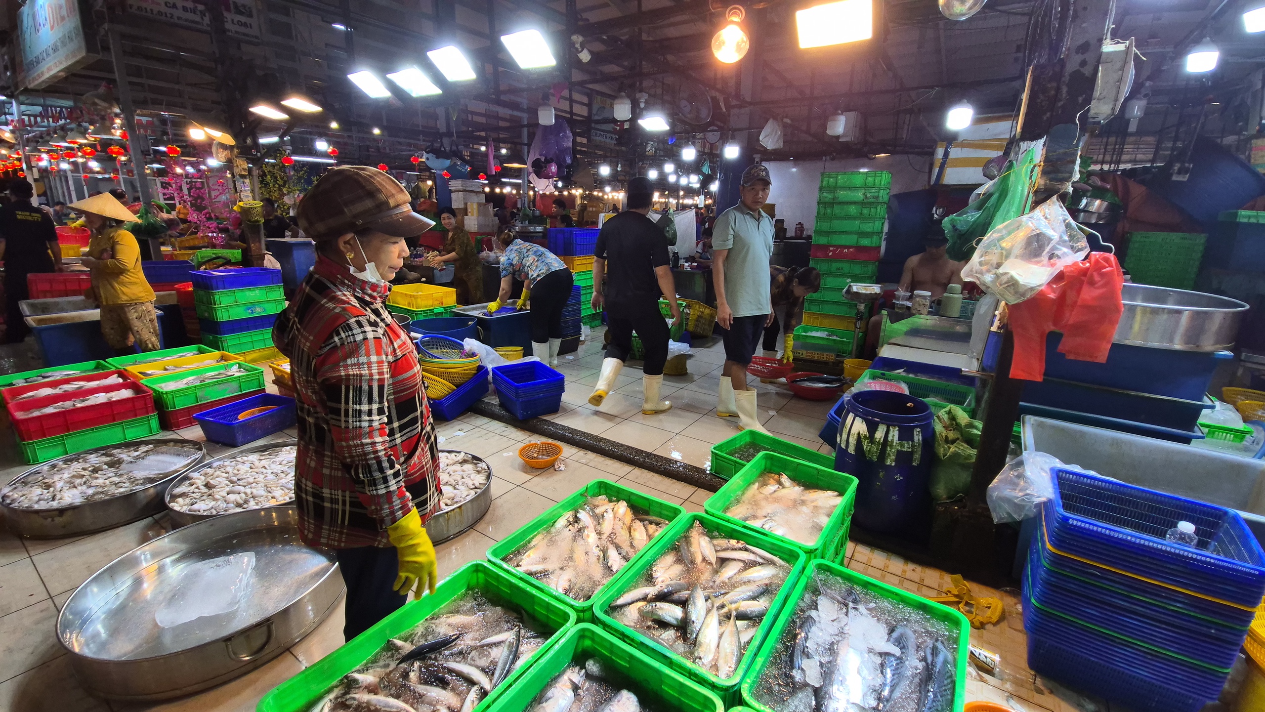 Chợ 29 Tết 2026: Hàng hóa khan hiếm , siêu thị mở cửa đến 20 giờ đêm - Ảnh 4. Chợ 29 Tết 2026: Hàng hóa khan hiếm , siêu thị mở cửa đến 20 giờ đêm - Ảnh 4.