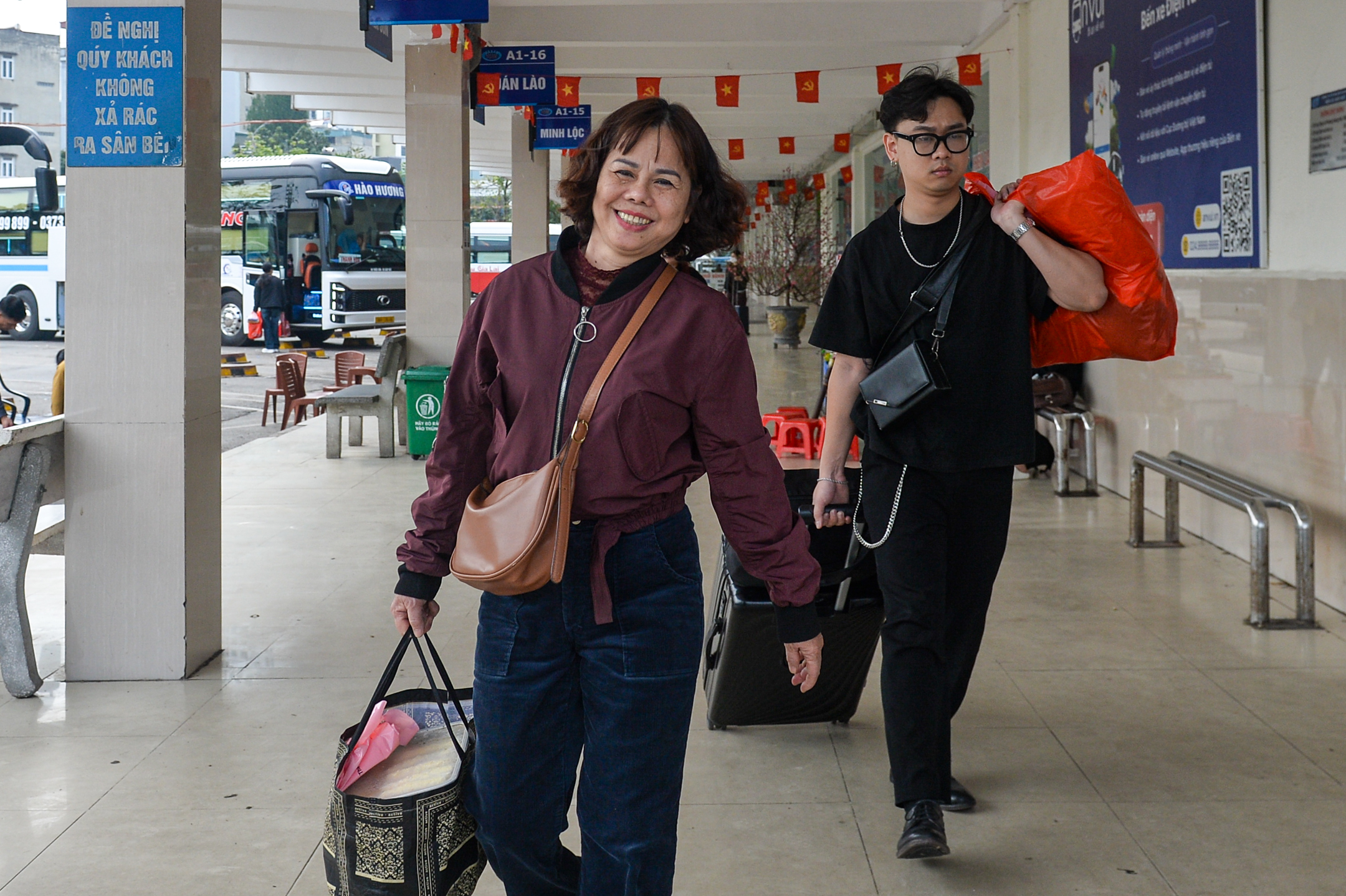 Rời bến xe ngày cuối năm: Ai cũng chỉ mong kịp bữa cơm tất niên 2 bữa cơm tất niên - Ảnh 2.