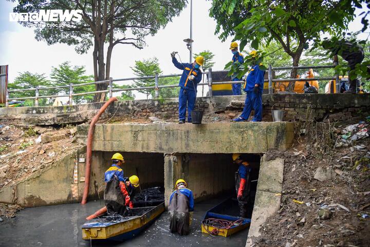Công nhân ngâm mình trong nước bẩn, nạo vét cống, sông Hà Nội ngày 29 Tết- Ảnh 3.