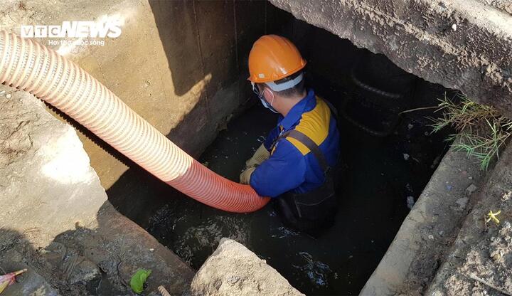 Công nhân ngâm mình trong nước bẩn, nạo vét cống, sông Hà Nội ngày 29 Tết- Ảnh 5.