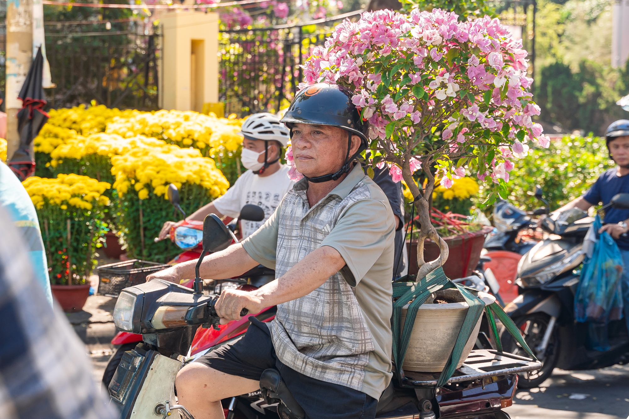 Trưa 29 Tết: Tiểu thương bán vội, khách mua nhanh, chợ hoa TP.HCM nhộn nhịp phút cuối- Ảnh 2.