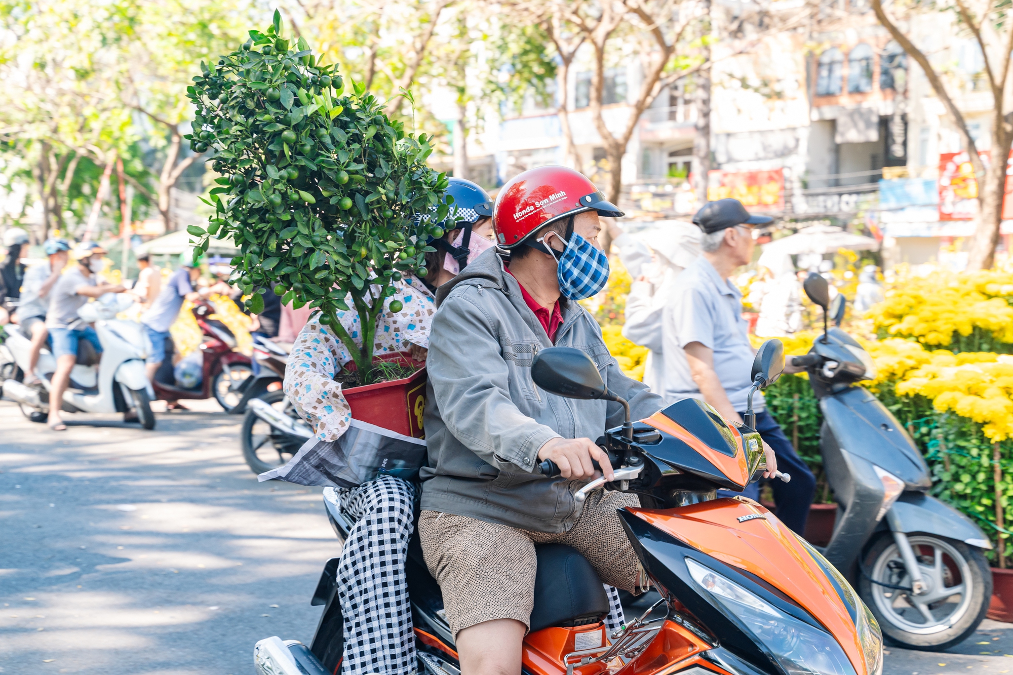 Trưa 29 Tết: Tiểu thương bán vội, khách mua nhanh, chợ hoa TP.HCM nhộn nhịp phút cuối- Ảnh 11.