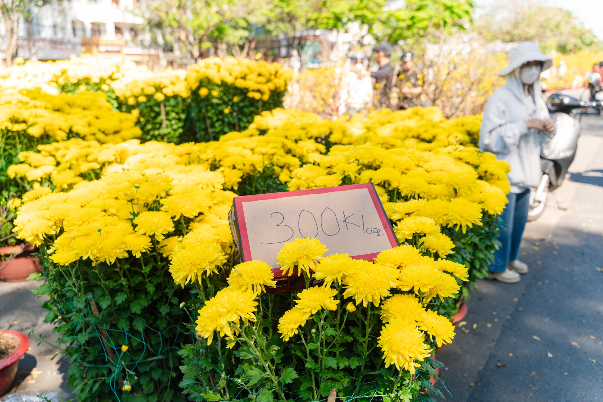 Trưa 29 Tết: Tiểu thương bán vội, khách mua nhanh, chợ hoa TP.HCM nhộn nhịp phút cuối- Ảnh 14.