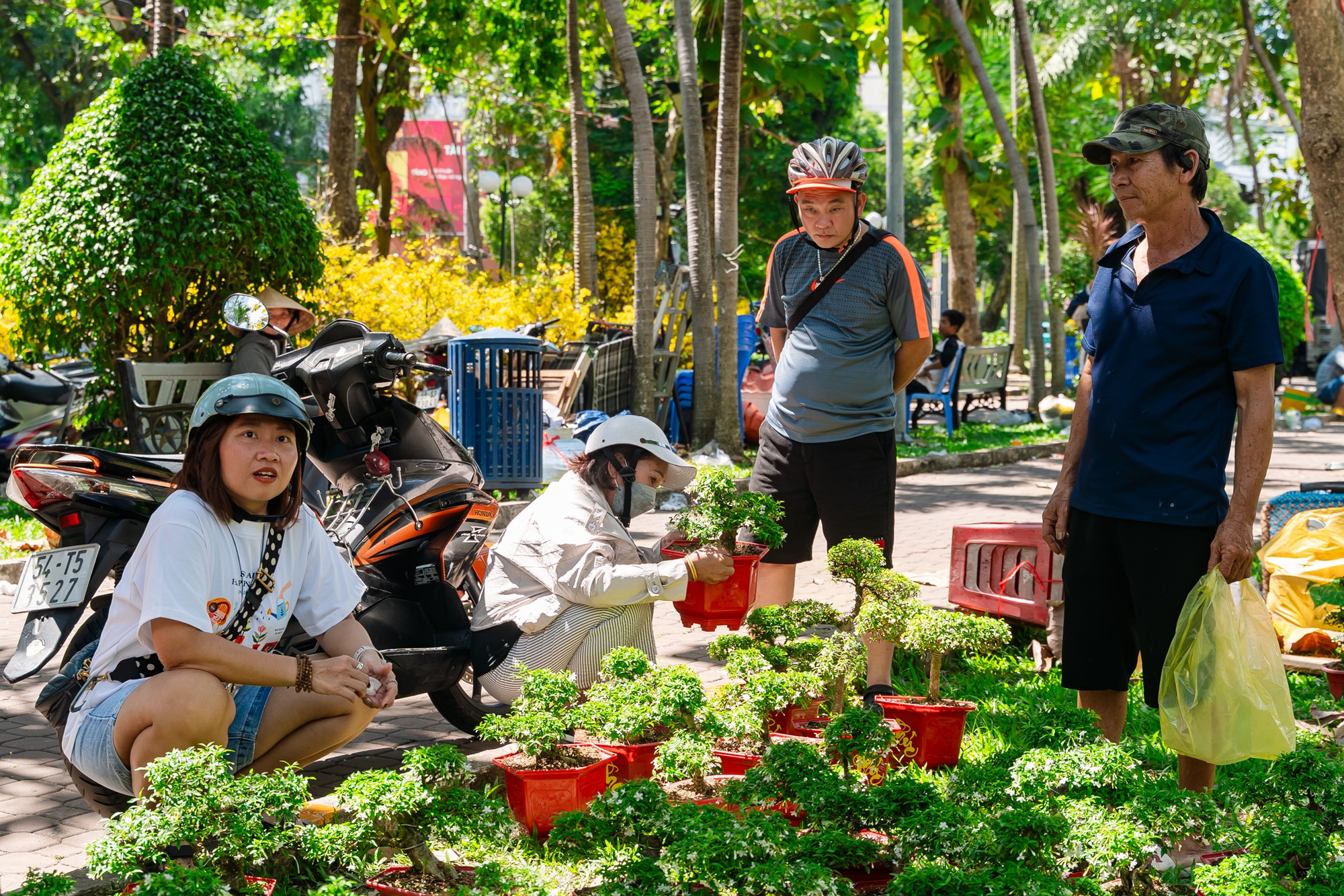 Trưa 29 Tết: Tiểu thương bán vội, khách mua nhanh, chợ hoa TP.HCM nhộn nhịp phút cuối- Ảnh 17.