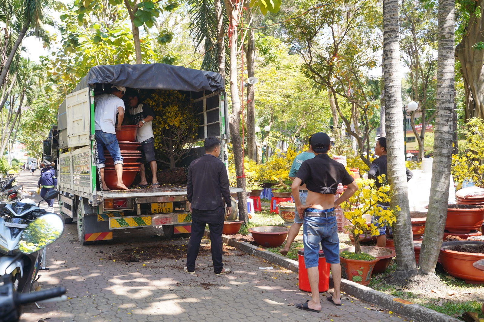 Trưa 29 Tết: Tiểu thương bán vội, khách mua nhanh, chợ hoa TP.HCM nhộn nhịp phút cuối- Ảnh 19.