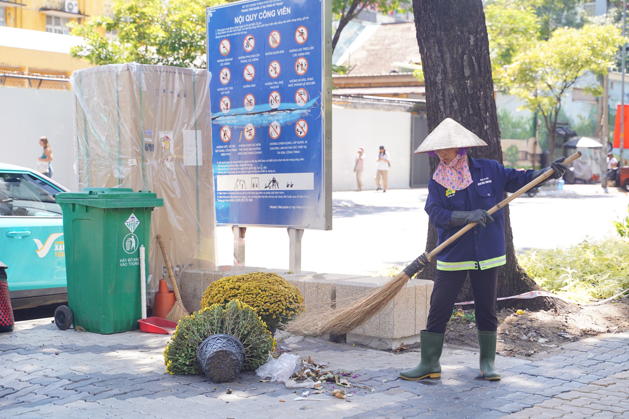 Trưa 29 Tết: Tiểu thương bán vội, khách mua nhanh, chợ hoa TP.HCM nhộn nhịp phút cuối- Ảnh 20.