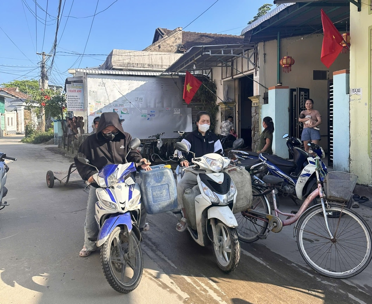 Cả xóm ở Quảng Ngãi 'đi hội' xin nước sạch ngày 29 tết, một điều rất lạ- Ảnh 2.