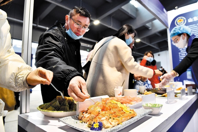 Khách nếm thử các món ăn tại triển lãm thực phẩm chế biến sẵn ở Nhật Chiếu, tỉnh Sơn Đông, Trung Quốc, hồi năm 2023. Ảnh: Xinhua