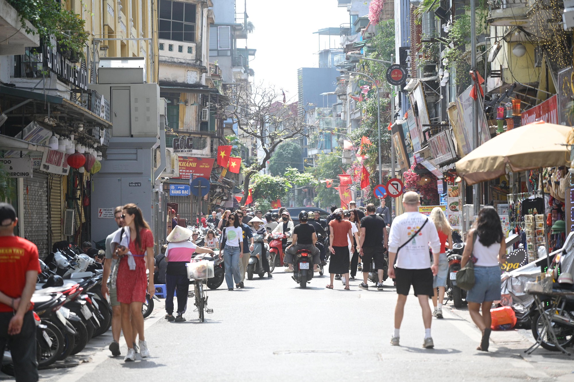 Hà Nội chiều 29 Tết: Khác lạ đến bất ngờ trước giờ khép lại năm cũ- Ảnh 2.