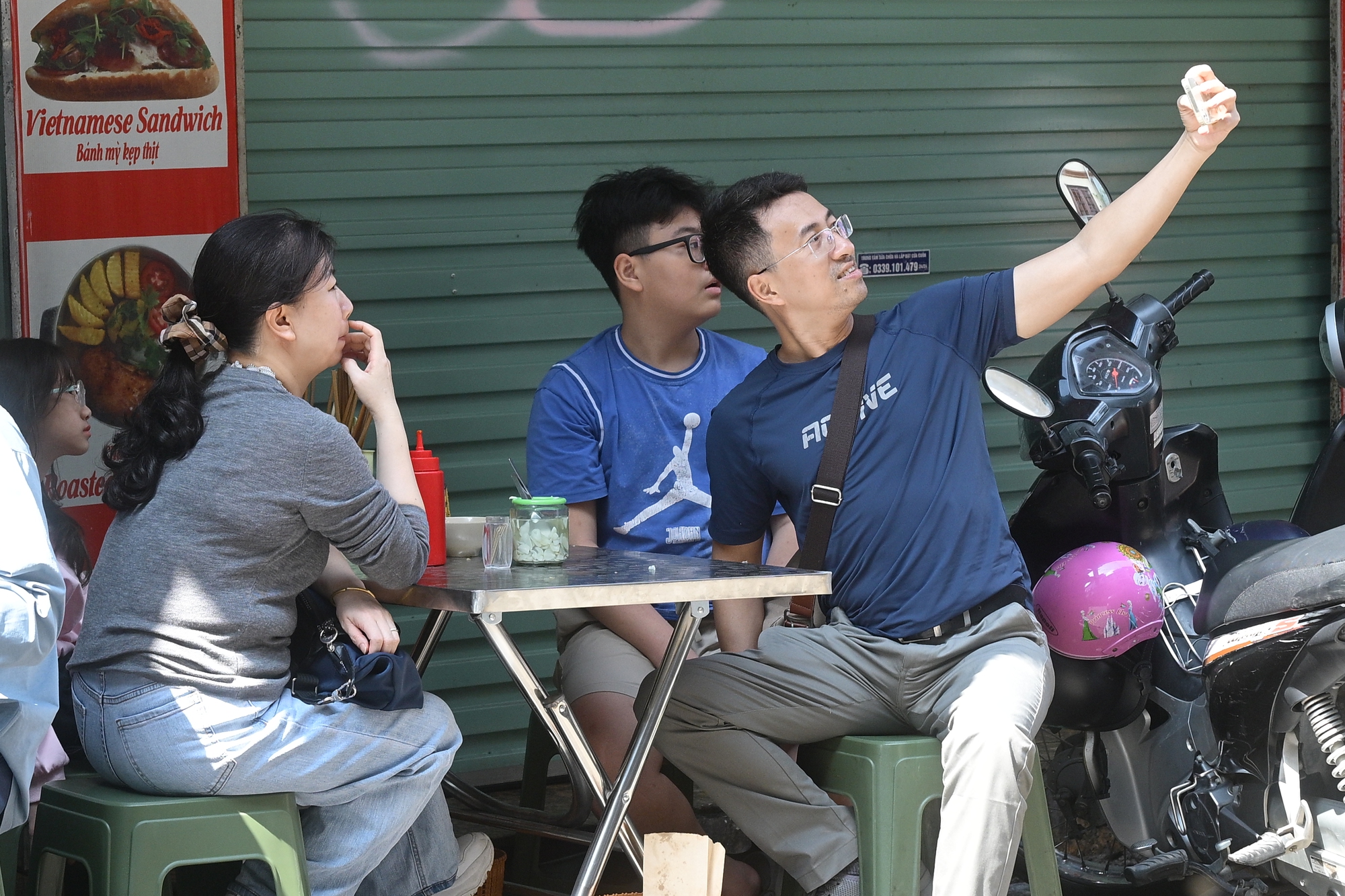 Hà Nội chiều 29 Tết: Khác lạ đến bất ngờ trước giờ khép lại năm cũ- Ảnh 3.