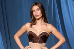 Hailey Bieber không thể ngồi thẳng do mặc corset