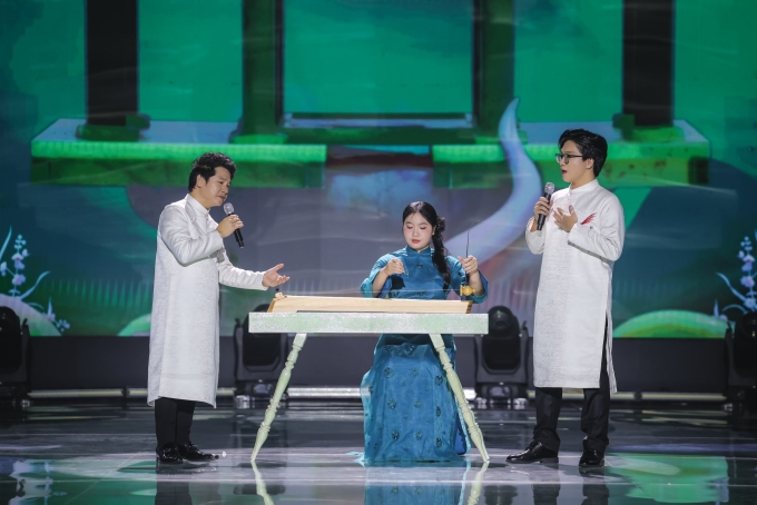 Trọng Tấn và con trai diện áo dài trắng thêu họa tiết đồng điệu. Ảnh: Fanpage nghệ sĩ