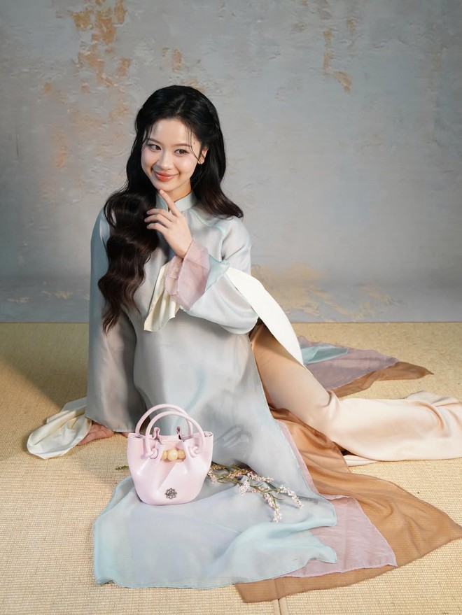 Áo dài xanh dương và khả năng tôn da ấn tượng- Ảnh 4.