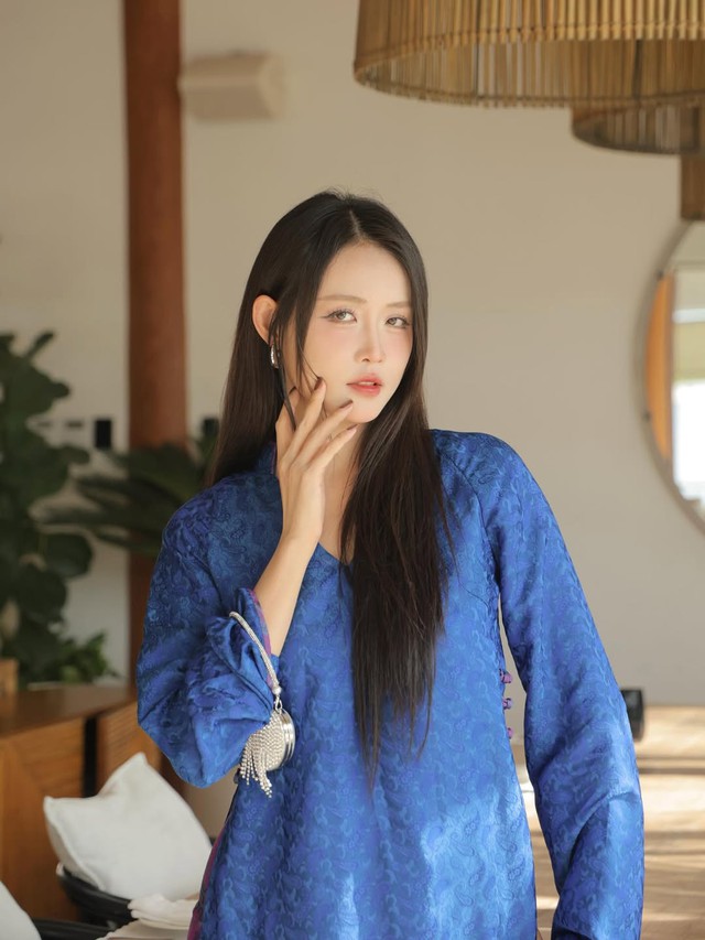 Áo dài xanh dương và khả năng tôn da ấn tượng- Ảnh 12.