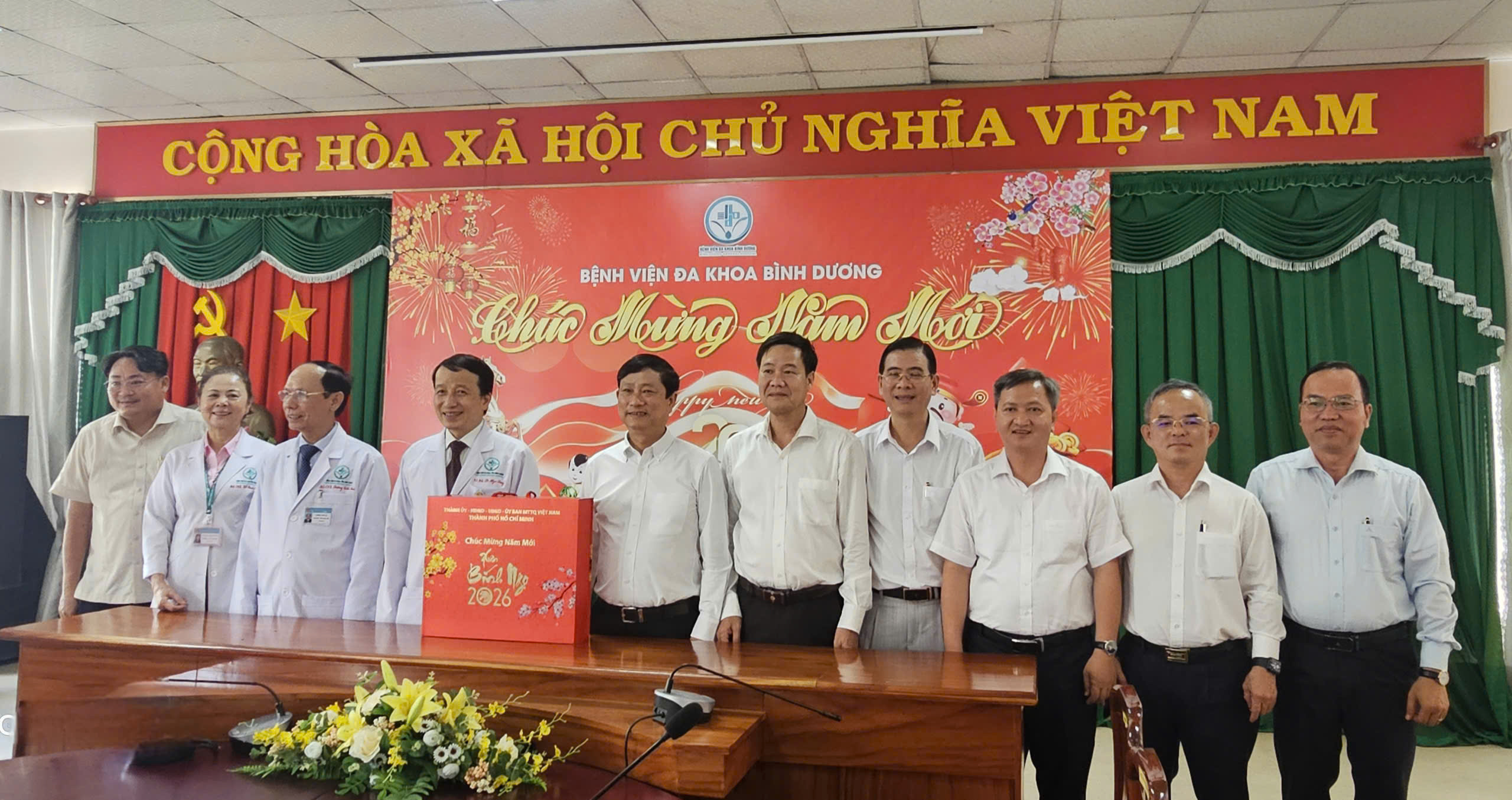 Phó Bí thư Thành ủy TPHCM Võ Văn Minh thăm công nhân và bệnh nhân nghèo dịp Tết 2026 - Ảnh 2.