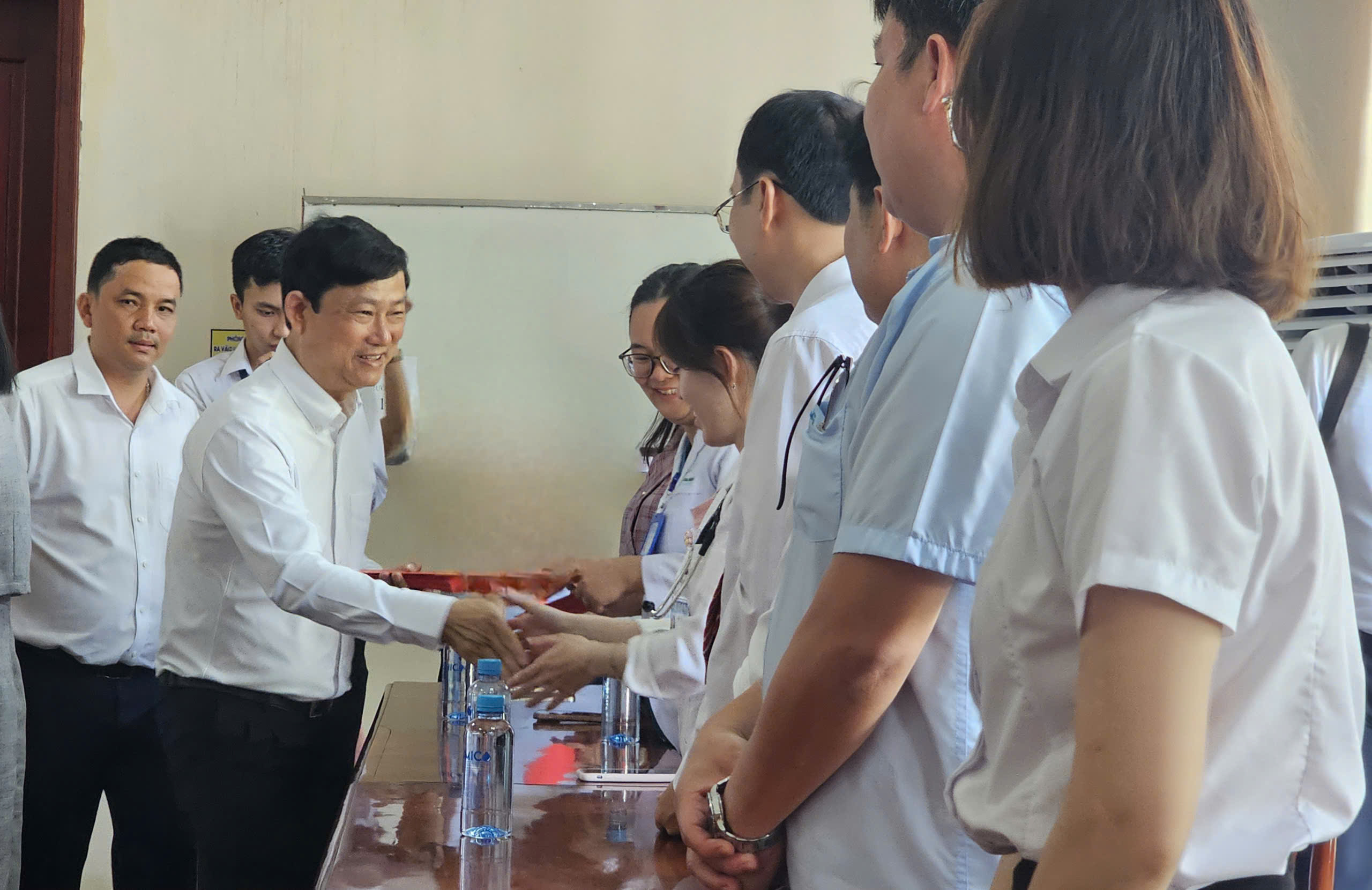 Phó Bí thư Thành ủy TPHCM Võ Văn Minh thăm công nhân và bệnh nhân nghèo dịp Tết 2026 - Ảnh 3.