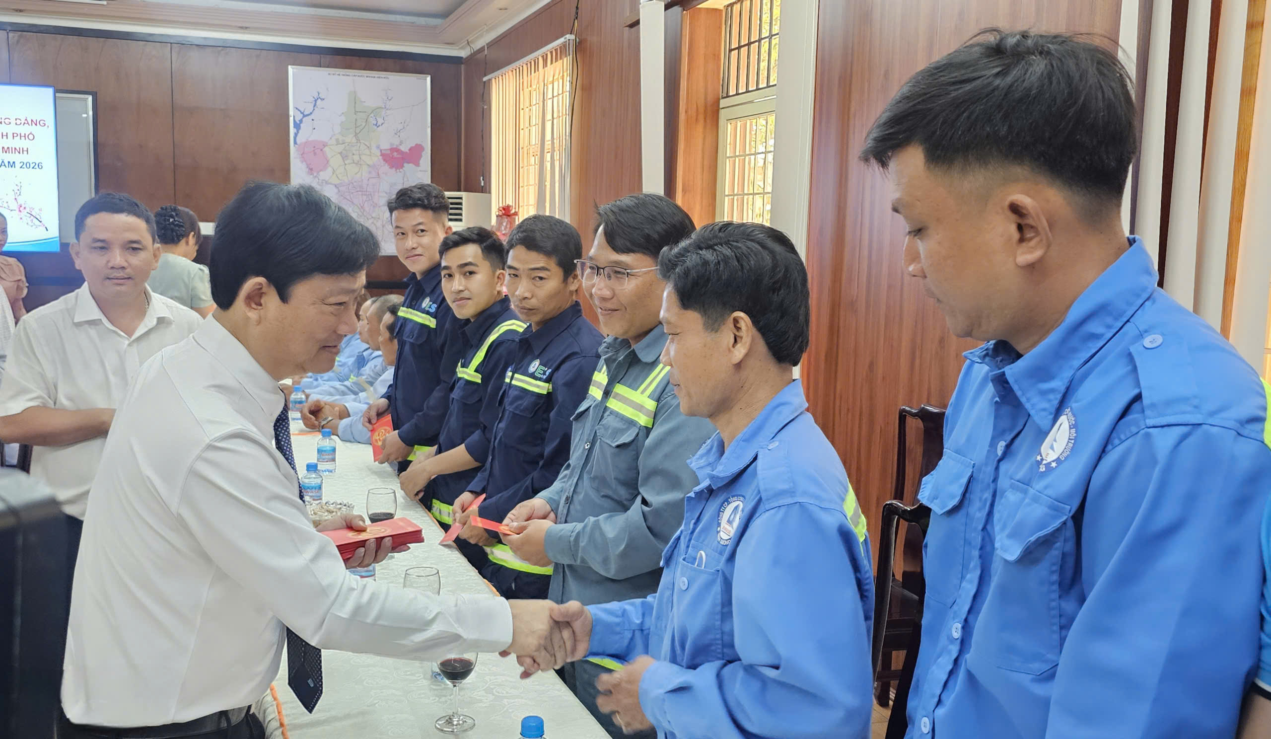 Phó Bí thư Thành ủy TPHCM Võ Văn Minh thăm công nhân và bệnh nhân nghèo dịp Tết 2026 - Ảnh 4.