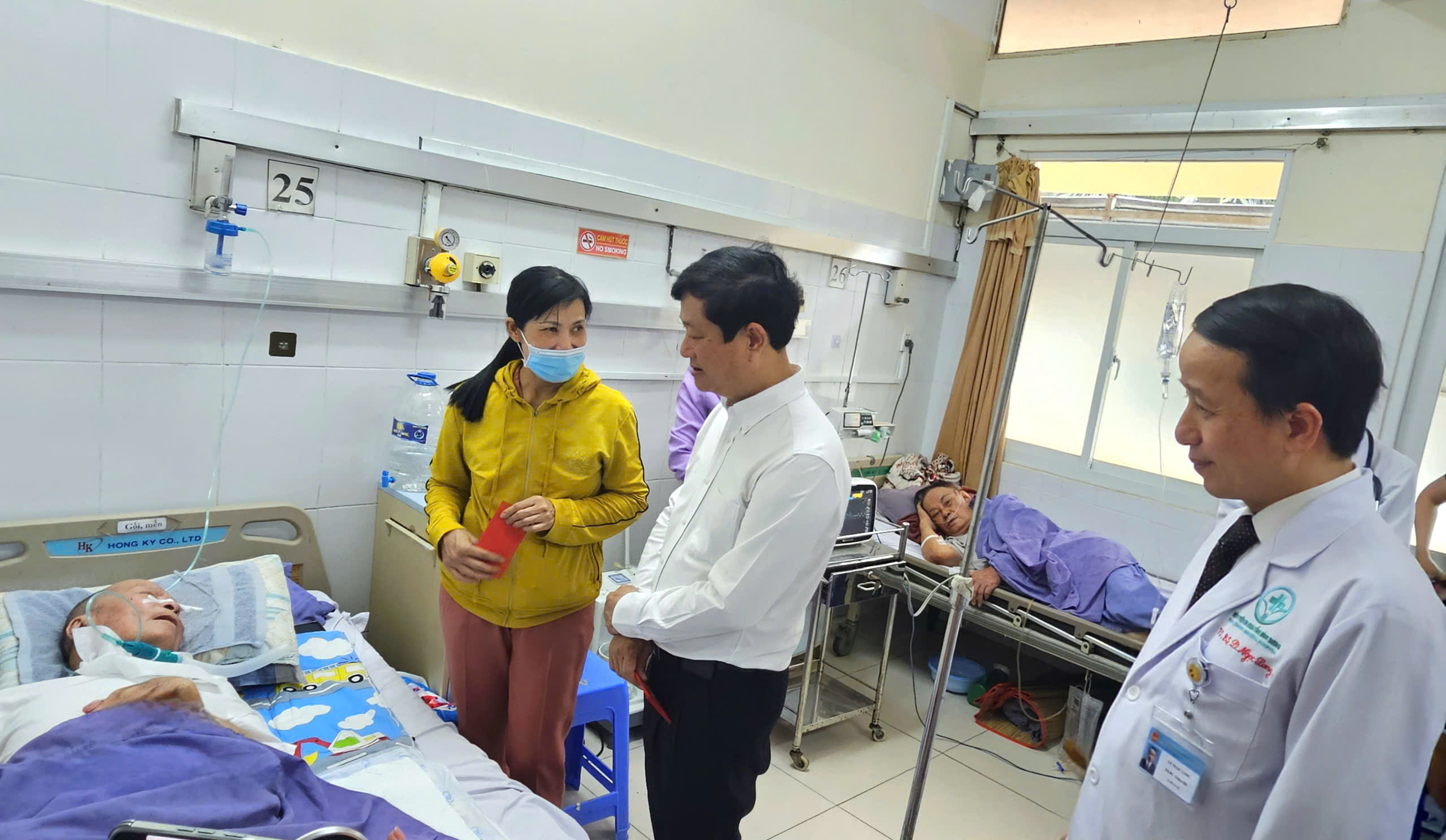 Phó Bí thư Thành ủy TPHCM Võ Văn Minh thăm công nhân và bệnh nhân nghèo dịp Tết 2026 - Ảnh 7.