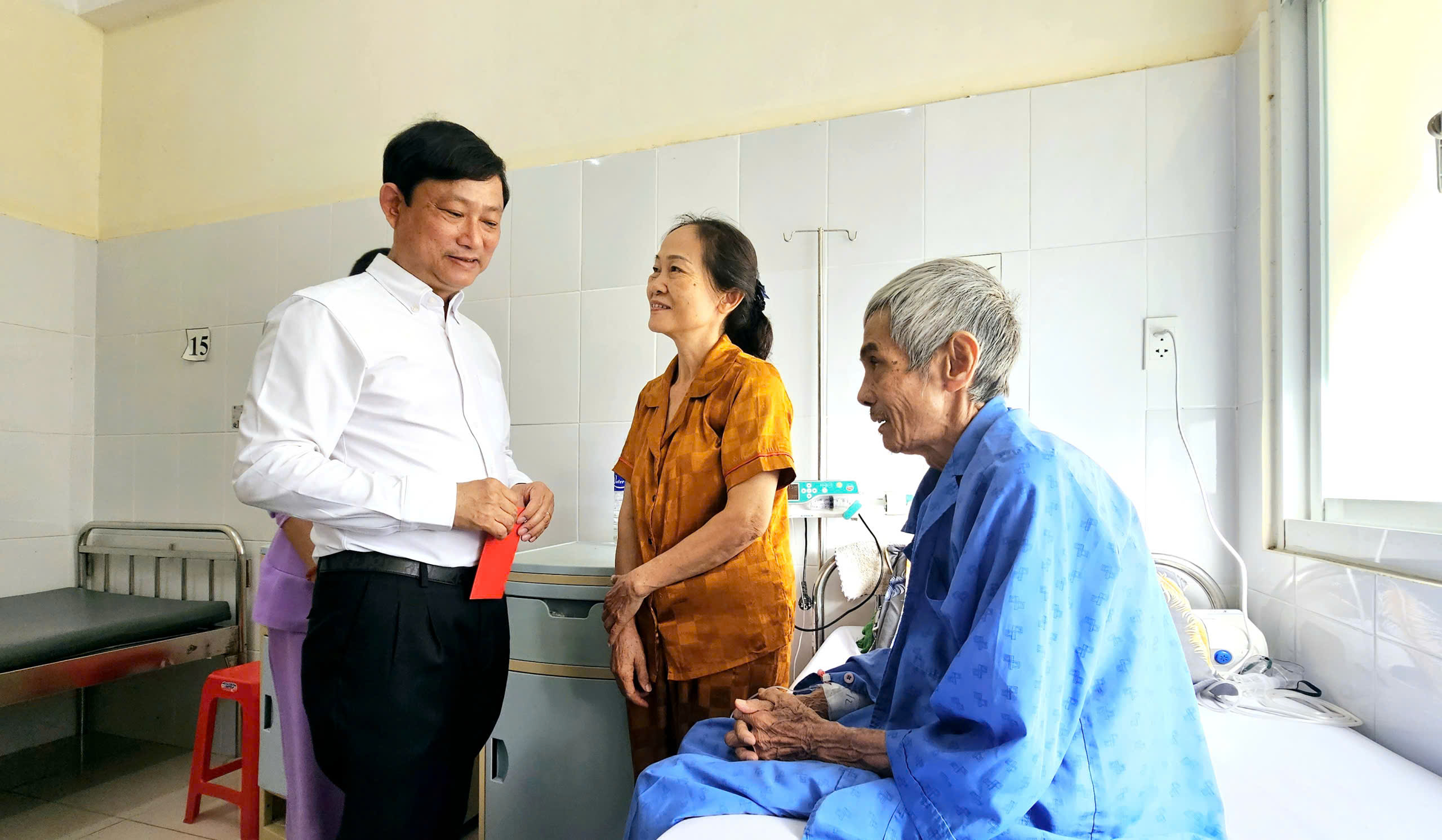 Phó Bí thư Thành ủy TPHCM Võ Văn Minh thăm công nhân và bệnh nhân nghèo dịp Tết 2026 - Ảnh 9.