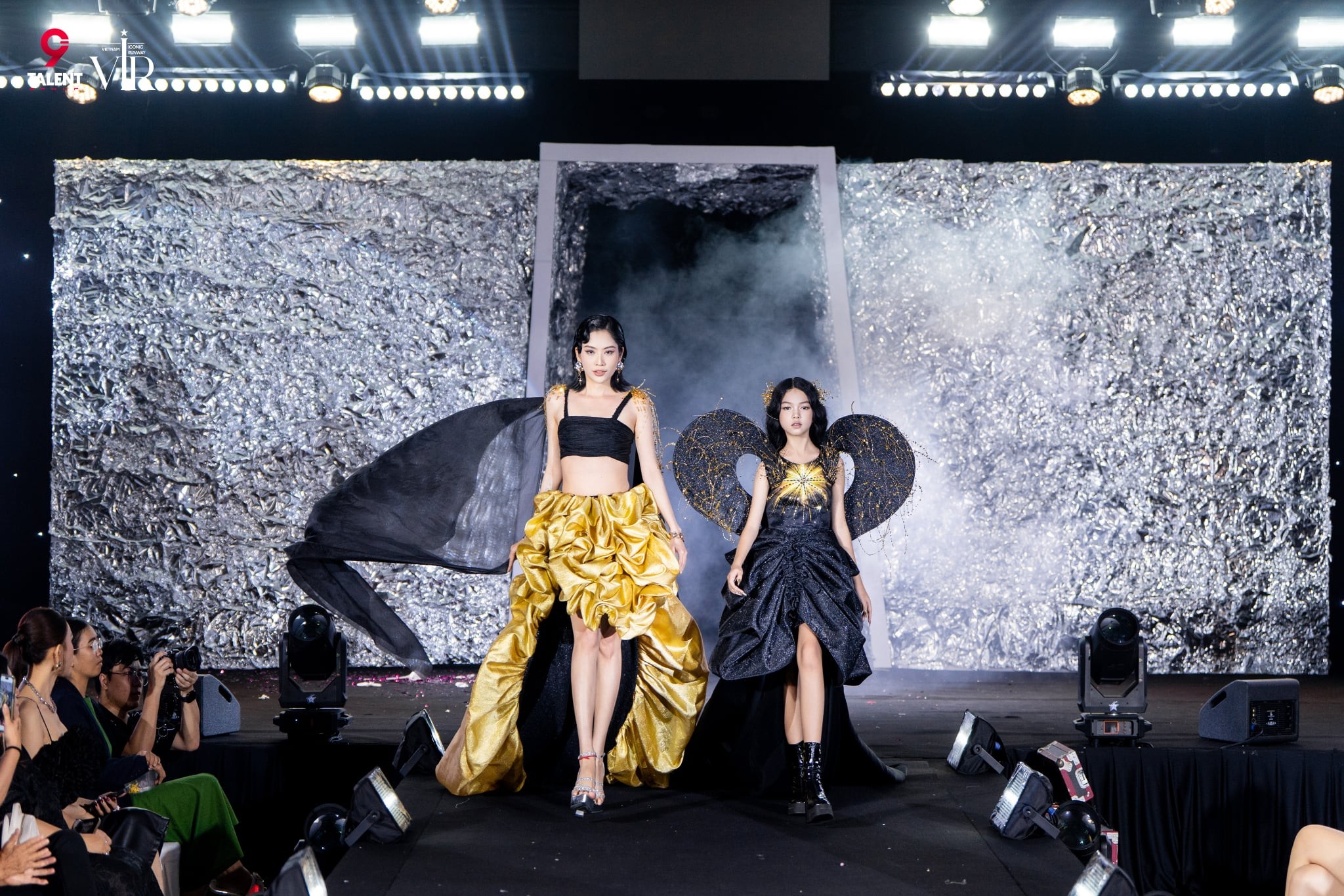 Sumi Hoàng Kim mở màn ấn tượng trong BST Golden Mirage tại Vietnam Iconic Runway Season 6 “ICON:ME” 2 415b3e5e-15d5-4ff8-ba01-8be591897e18-1757222772.jpg