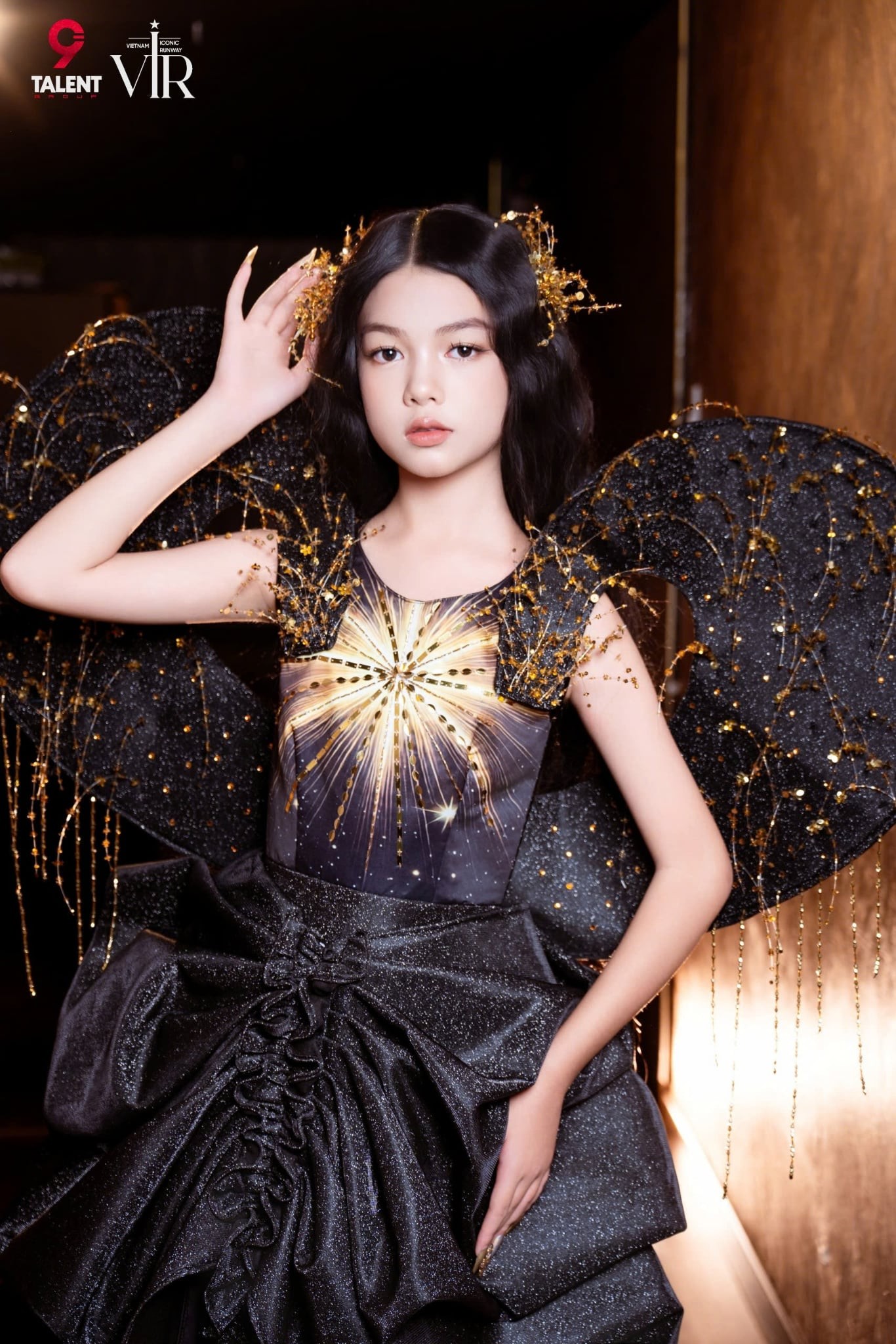 Sumi Hoàng Kim mở màn ấn tượng trong BST Golden Mirage tại Vietnam Iconic Runway Season 6 “ICON:ME” 3 20935542-771f-43e4-a1d3-8a7afbbd0949-1757222772.jpg