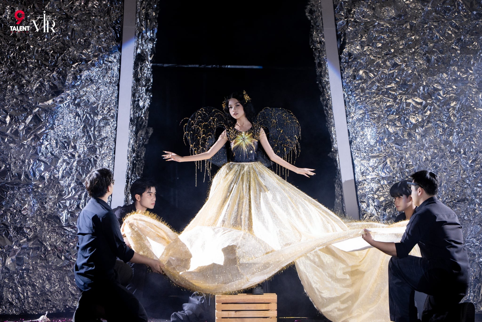 Sumi Hoàng Kim mở màn ấn tượng trong BST Golden Mirage tại Vietnam Iconic Runway Season 6 “ICON:ME” 5 92005788-3807-4663-8e55-4400a5574be0-1757222772.jpg