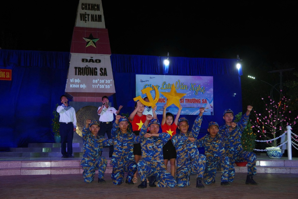 Người dân cả nước hân hoan chào đón năm mới Bính Ngọ - 2