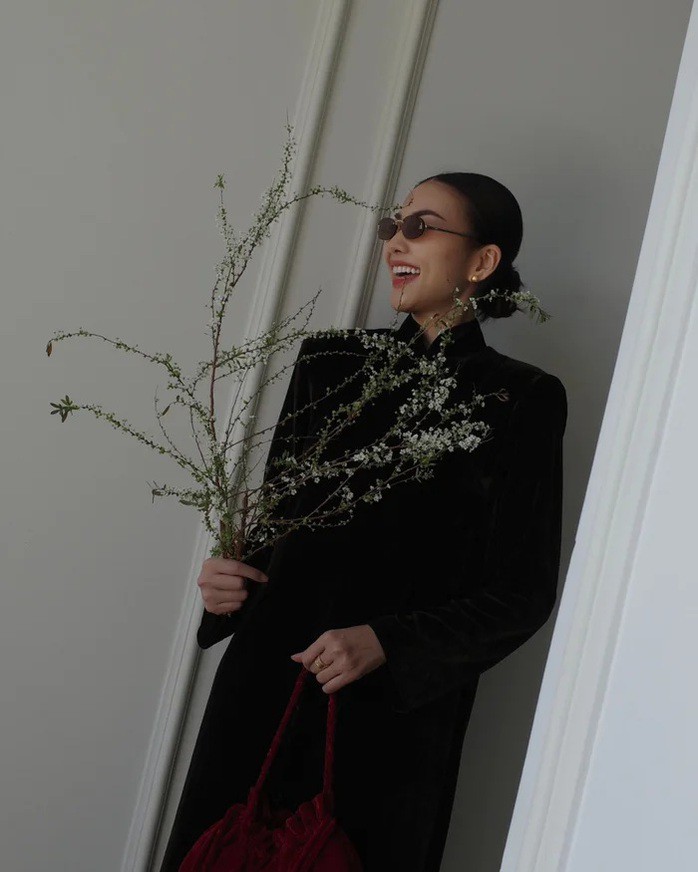 Mốt áo dài du xuân năm Ngựa 3 Thanh Hằng với chiếc áo dài nhung sang trọng