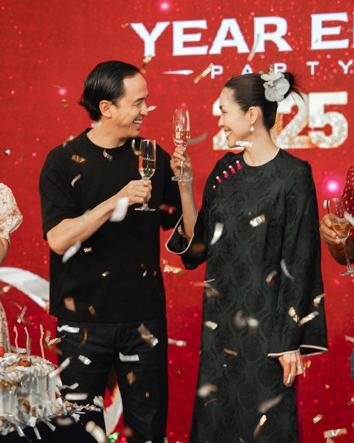 Mốt áo dài du xuân năm Ngựa 6 Tăng Thanh Hà với áo dài suông