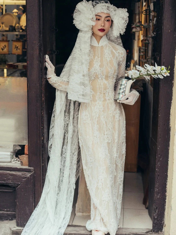 Mốt áo dài du xuân năm Ngựa 7 Helly Tống với mẫu áo dài ren