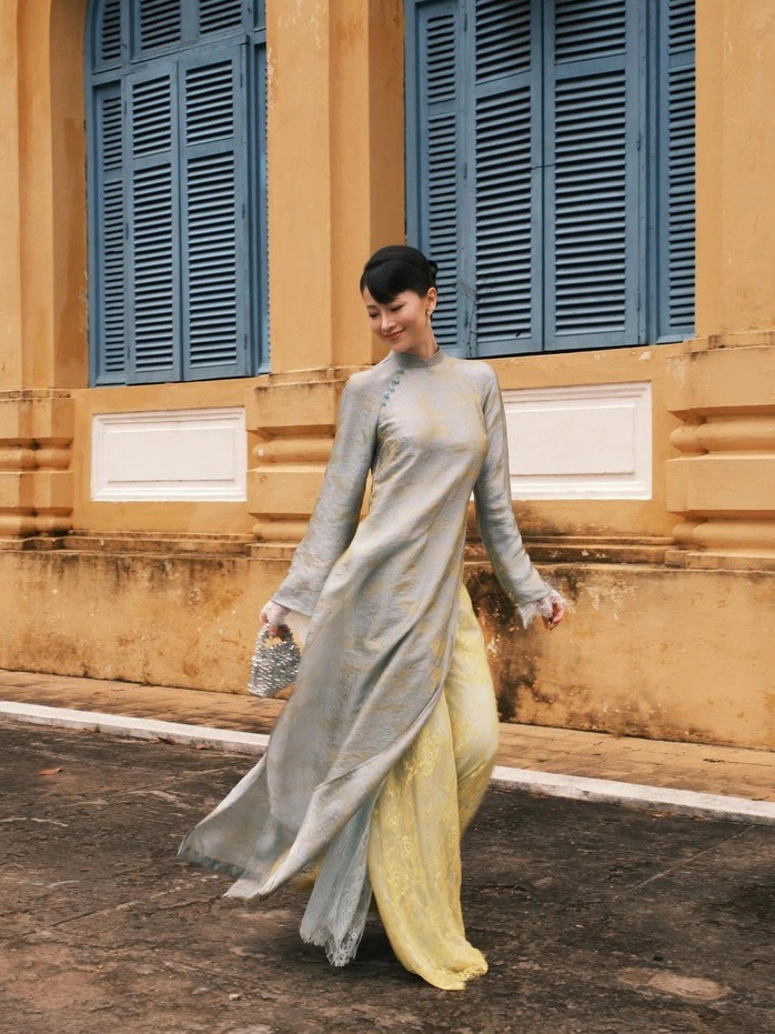 Mốt áo dài du xuân năm Ngựa 11 Là một trong những xu hướng nổi bật năm nay, áo dài tà kép được Hoa hậu Phương Khánh lựa chọn. Người đẹp dạo phố với áo lụa mỏng đắp ren của Chung Thanh Phong.
