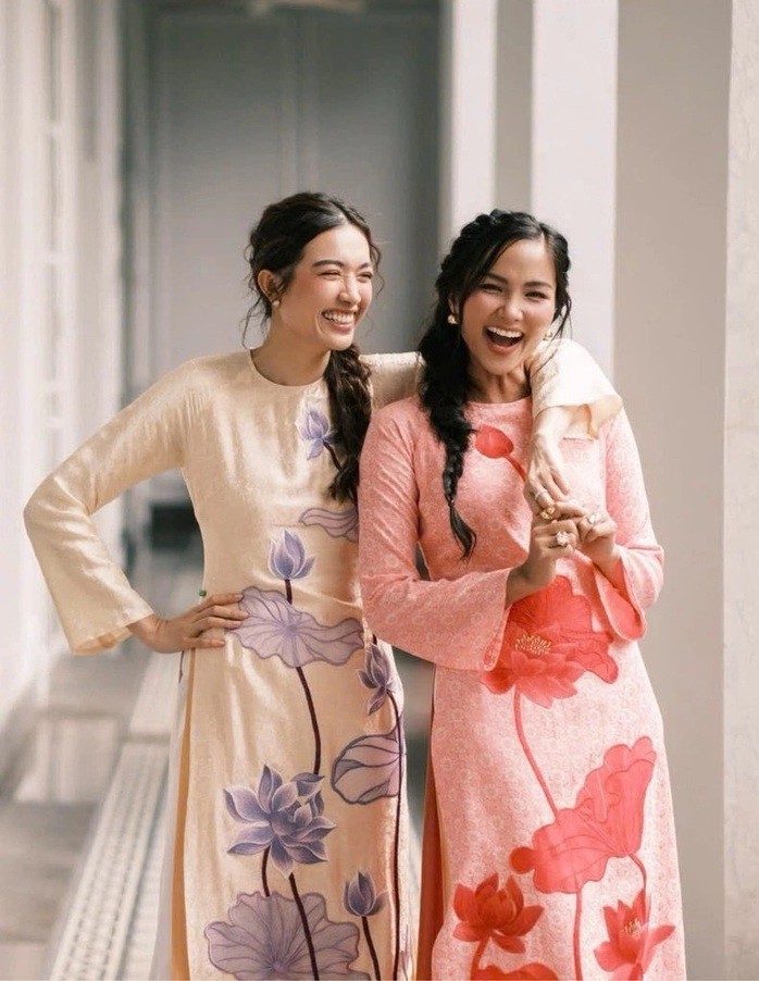 Mốt áo dài du xuân năm Ngựa 13 Một trong những kiểu dáng được yêu thích năm nay còn có áo dài họa tiết hoa. Hoa hậu H'Hen Niê và Á hậu Lệ Hằng rủ nhau chụp ảnh kỷ niệm Tết với thiết kế của Thủy Nguyễn.