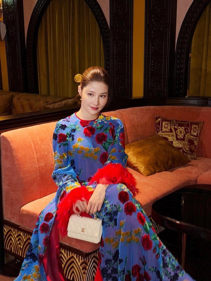 Mốt áo dài du xuân năm Ngựa 15 Diễn viên Diễm My 9X chọn áo dài nhung họa tiết hoa.