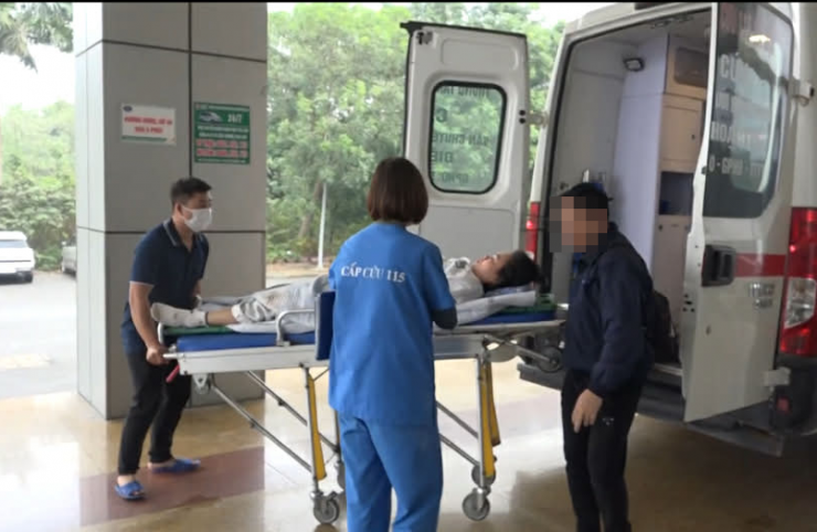 Nơi cấp cứu căng như dây đàn, không nghỉ Tết và những lì xì đặc biệt 2 Người bệnh được Trung tâm cấp cứu 115 Hà Nội chuyển tới. Ảnh: P.Thúy.